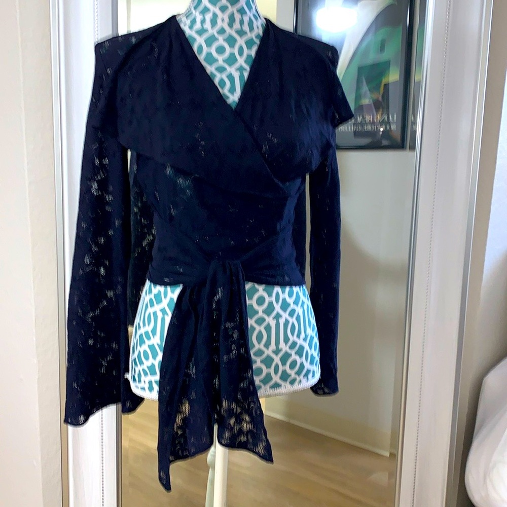 TAHARI Vintage Lace Rap stretch shirt